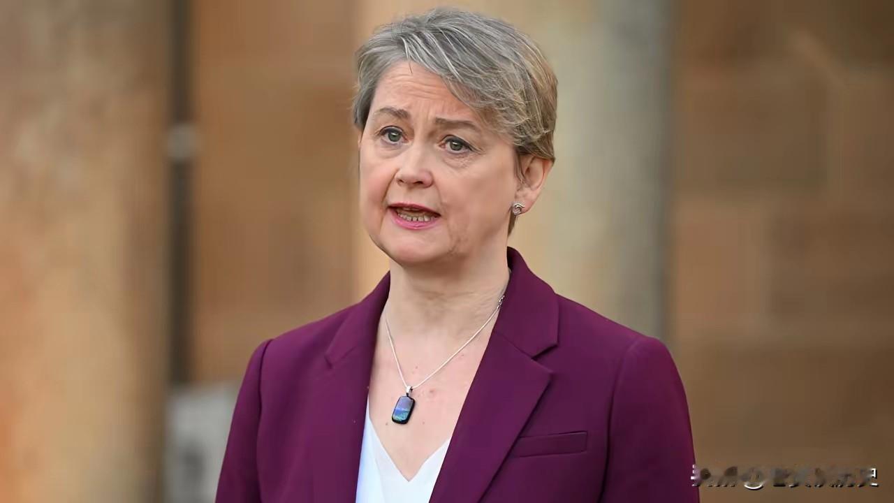 1月15日，英国外交大臣伊薇特·库珀的对华态度出现了重要变化，她不仅强调不反对中