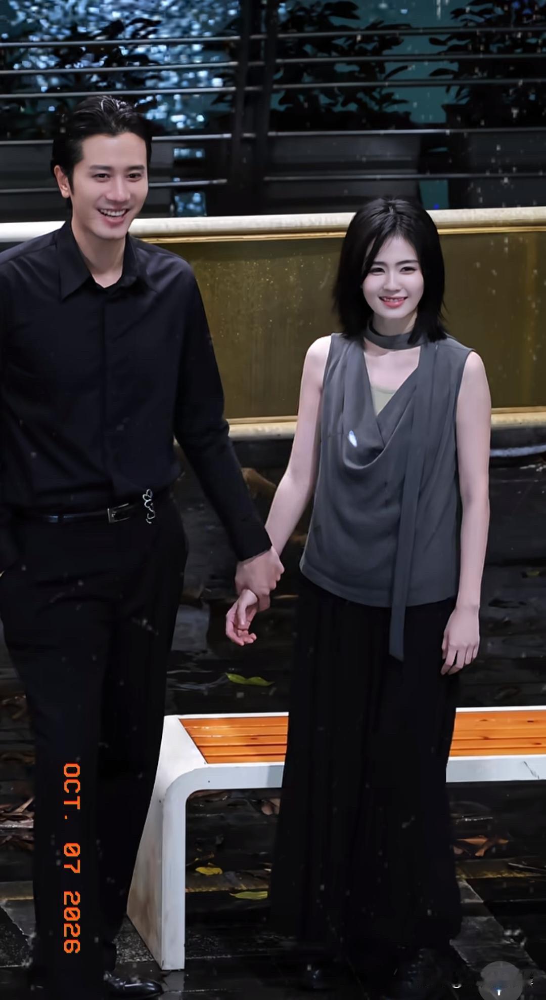 白鹿彭冠英，戏里戏外都甜蜜蜜！佛山街头深夜牵手散步，白鹿和彭冠英被狗仔