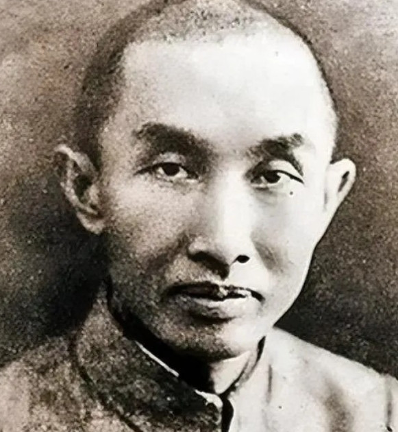 1952年，“一代船王”卢作孚在家里吞服了大量安眠药后，决绝地离开了这个世界。他