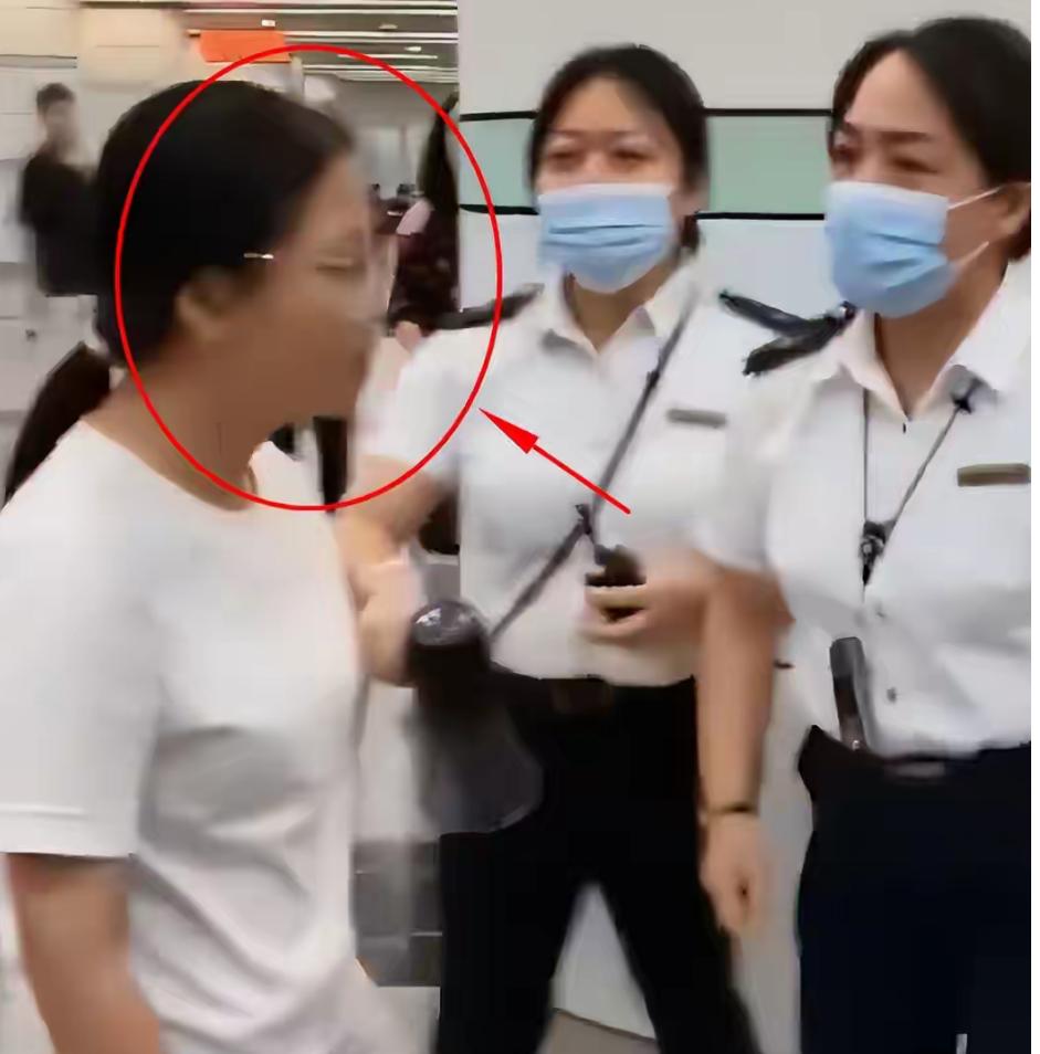 河南车站风波升级，女子成了全场“社死”主角。有人当众扒出她“底裤”，把私密细节晒