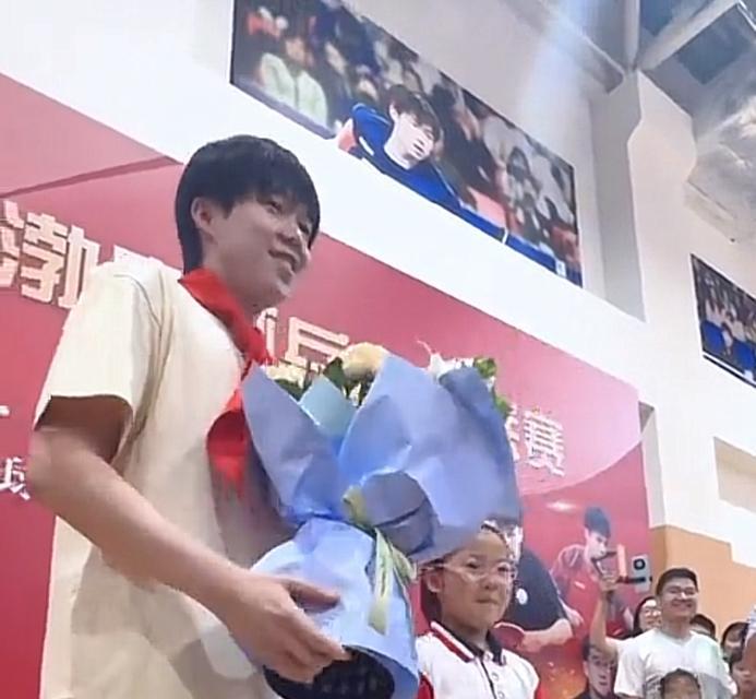 超级温柔幽默的王楚钦“花还不送给我吗？”王楚钦超级温柔，摸了摸小妹妹的头，温