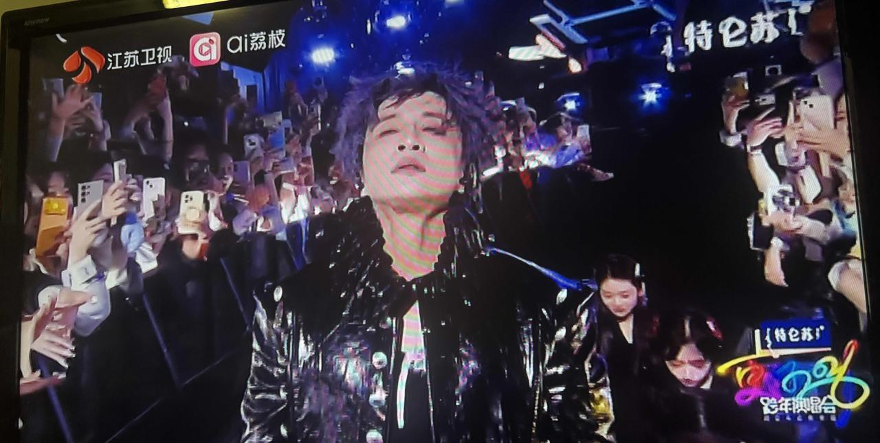 很多人说薛之谦实在是太疯了，在跨年演唱会的舞台过于撒野，虽然现场有不少他的歌迷，