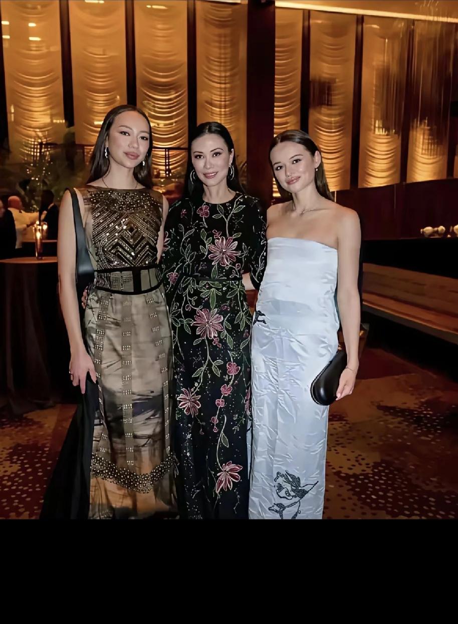 春日生活打卡季邓文迪和她的两个女儿，她的衣服真漂亮啊，大家觉得好看吗？