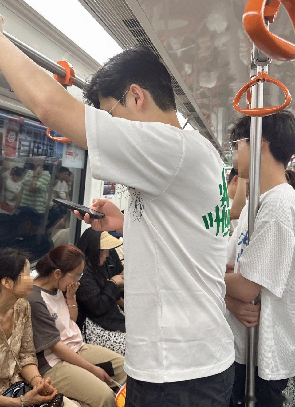 谁上去提醒他一下啊？原来腋毛可以当针线用