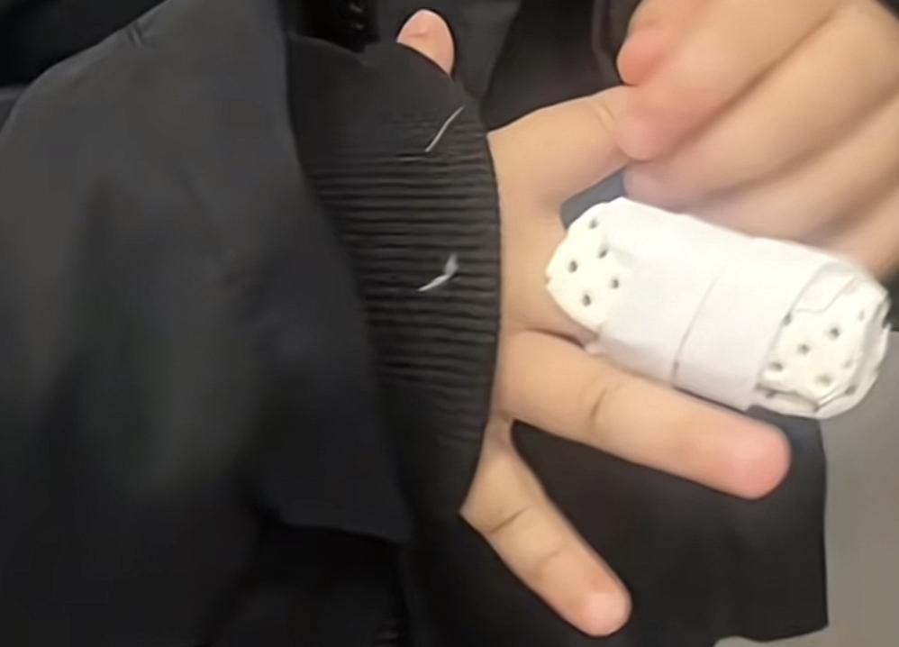 放任孩子抢人家的玩具，还对人家孩子动手，就这样的人竟然还是老师家属！这件让人愤