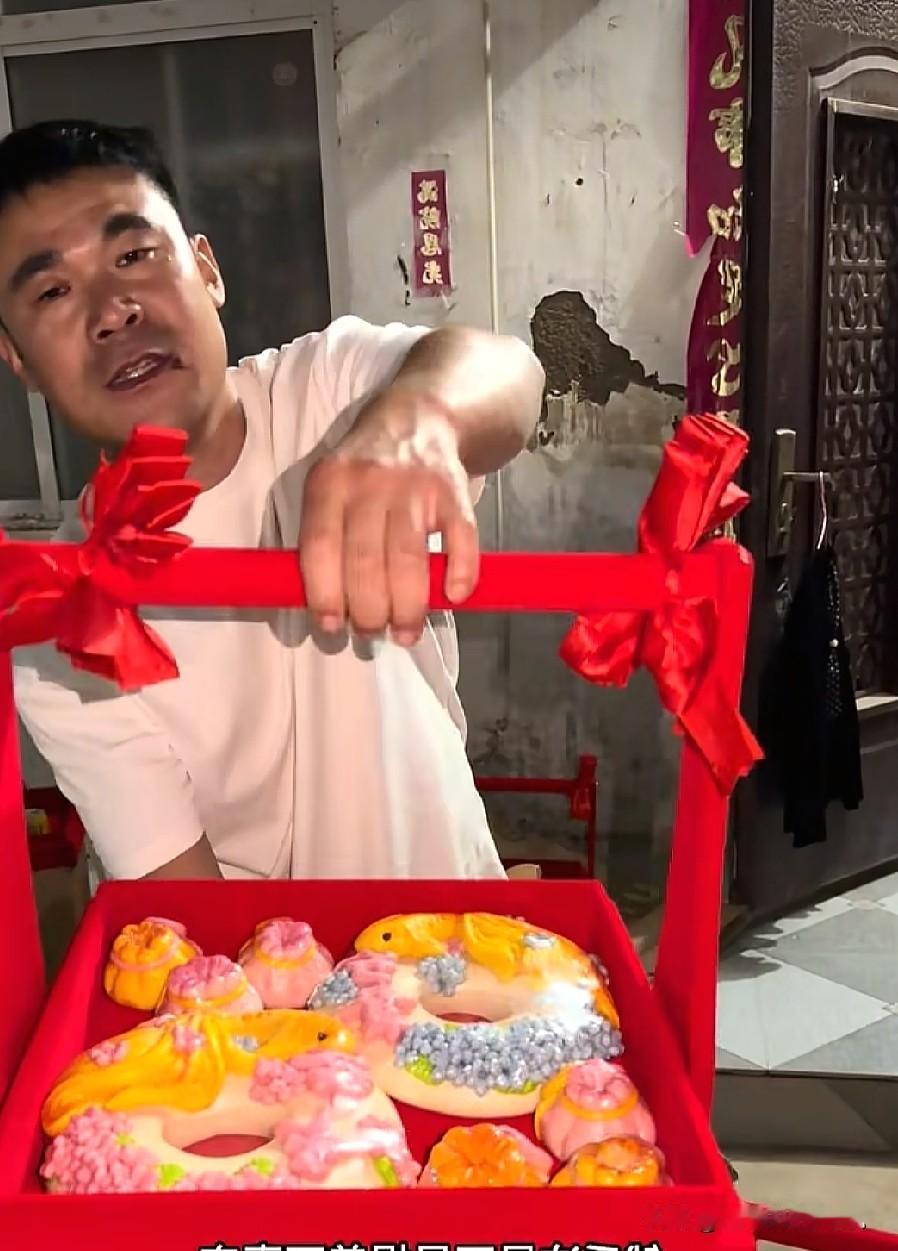 小故事！半熟正热热闹闹在家里，给雨露家的孩子张罗满月礼。半熟为什么