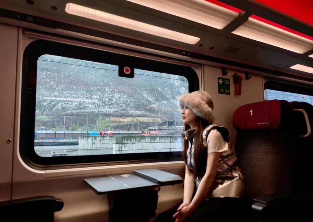 黄圣依晒瑞士游学照黄圣依结束62天停更，以瑞士游学日常分享回归公众视野。校园晨