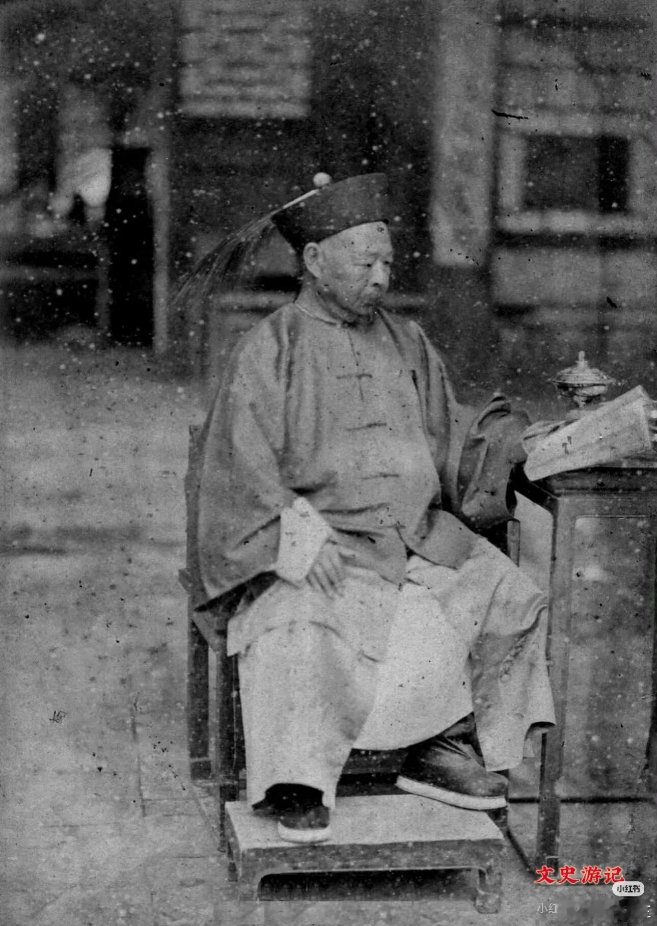 1875年，左宗棠在兰州准备出征前的珍贵留影，镜头中他身穿官服，端坐于椅上，侧身