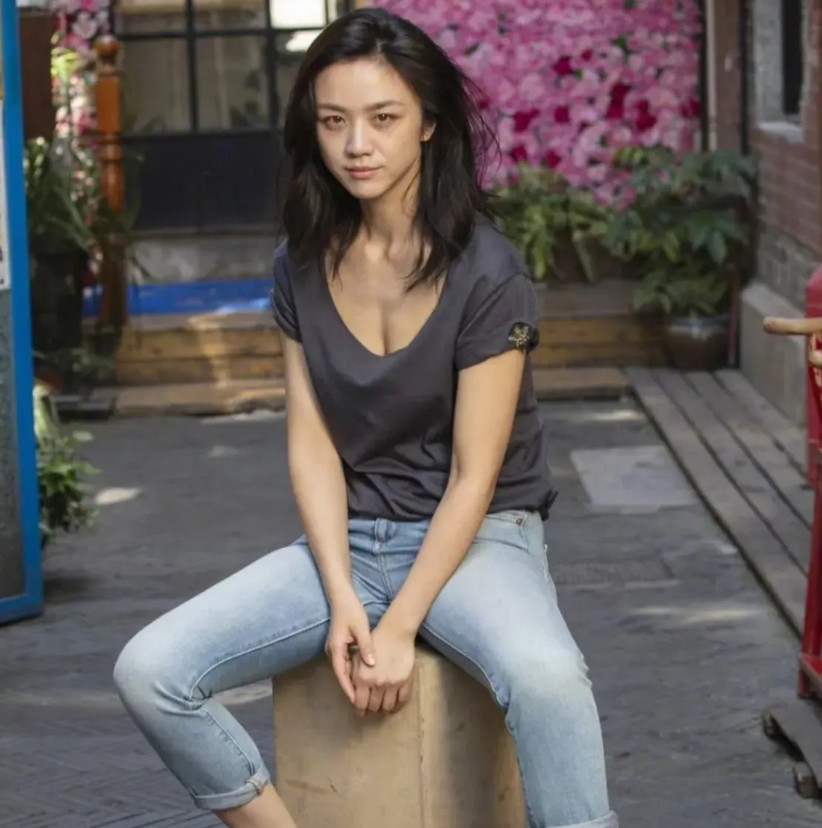 汤唯说，她嫁出去以后适应了吃泡菜，适应了吃泡面，适应了喝冰水，但是一件事，怎么