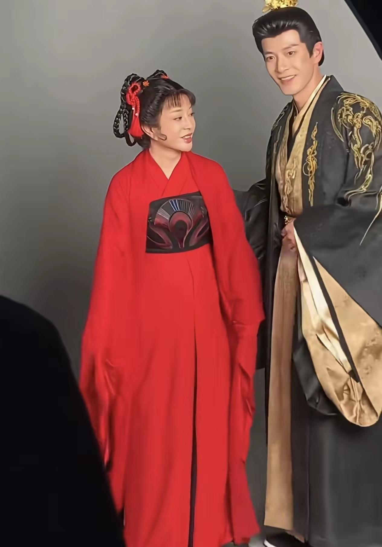 75岁的刘晓庆与年轻演员同框拍摄宣传照，一袭红装再展少女风采，岁月难掩她对舞台的