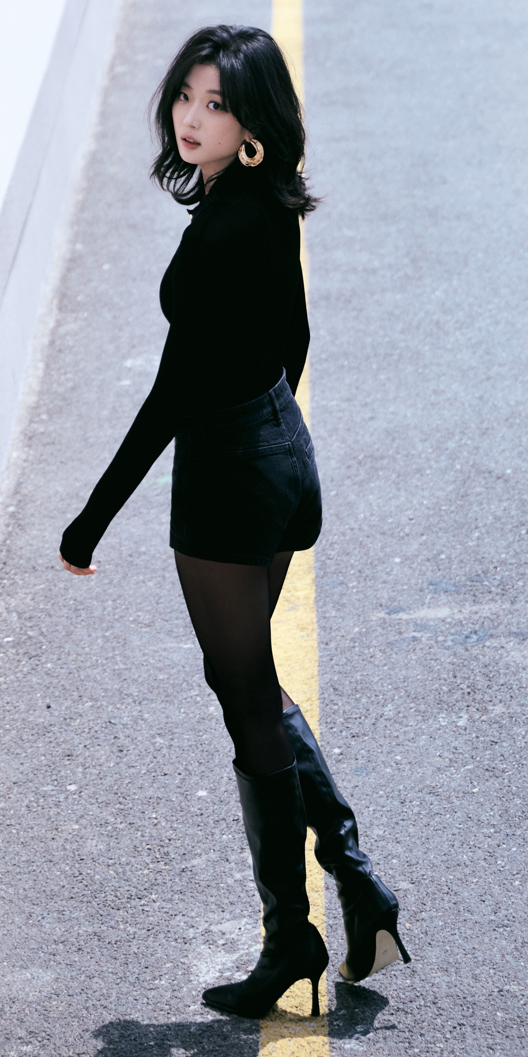 孙千穿搭壁纸：黑色小短裙配丝袜，好酷好辣。孙千