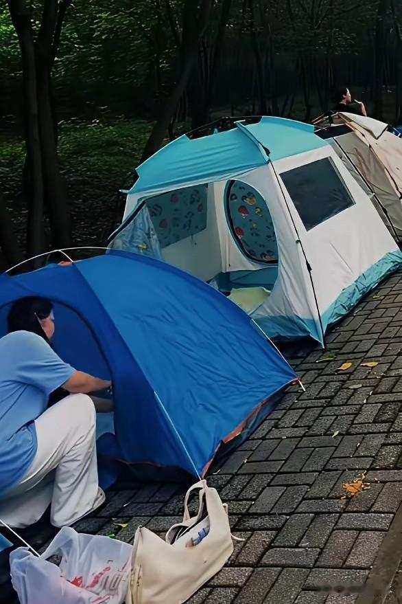 平时不到100元的酒店，节假日卖到了900百，现在的年轻人越活越清醒了在湖北武