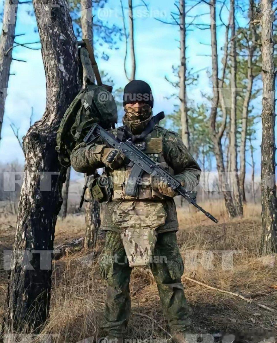 俄军1个士兵就杀穿两条街，震撼俄军前线司令部！俄军一名士兵，河里摸爬12公里，躲