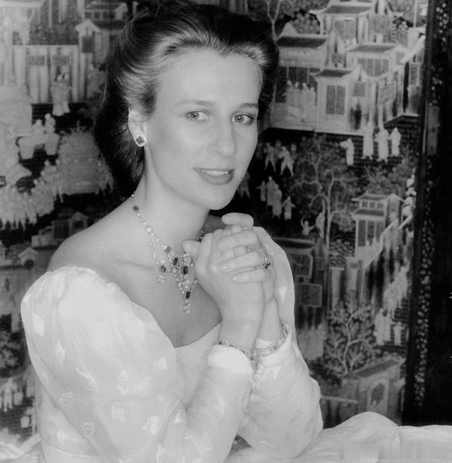 老照片分享英国格洛斯特公爵夫人布里吉特的老照片，看妆造应该是上世纪80年代，超