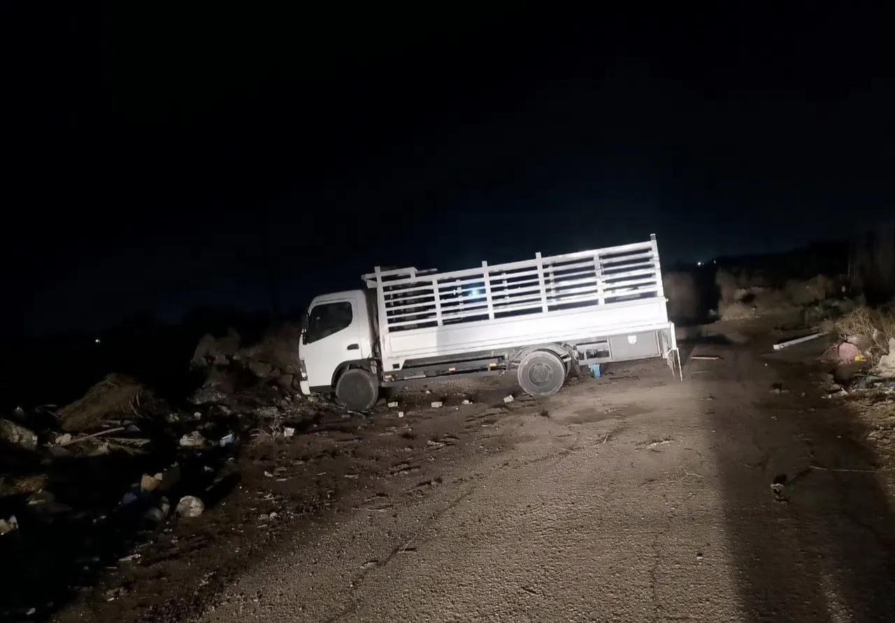 伊拉克什叶派民兵用火箭弹袭击巴格达的美军维多利亚基地之后，把发射车扔在美军基地门