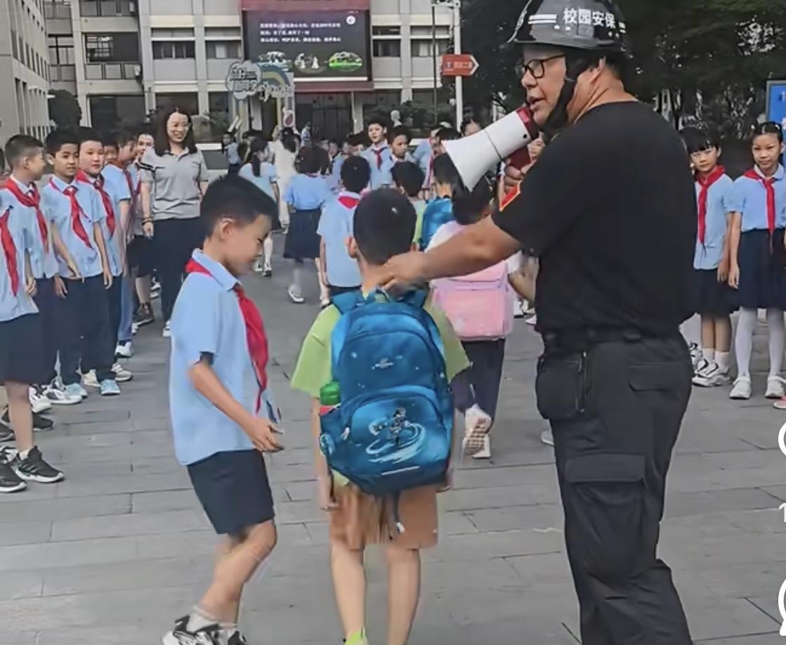 七年后再送娃上学发现一切都变了啊，家长不让进学校，高年级的学生男女分开站两边