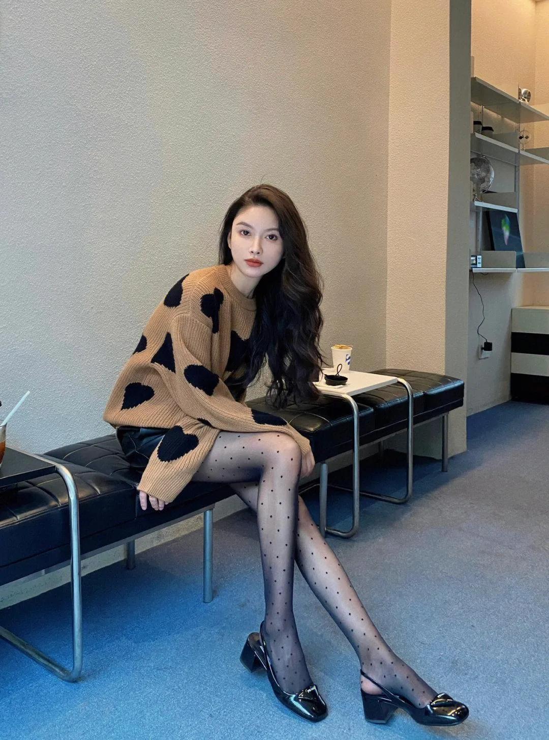 优雅复古风，咖啡馆里的时尚穿搭。