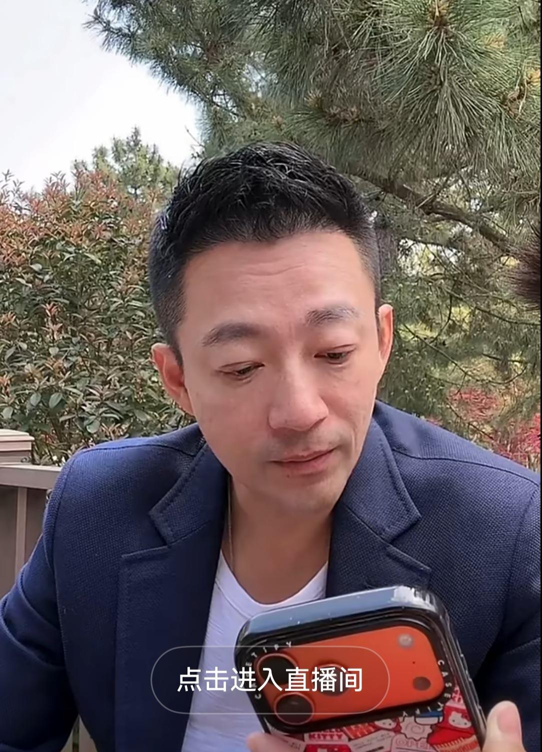 汪小菲也是够敬业的一大早就在麻六记官旗店直播。网友表示:这是受到张兰的鼓舞了吗？