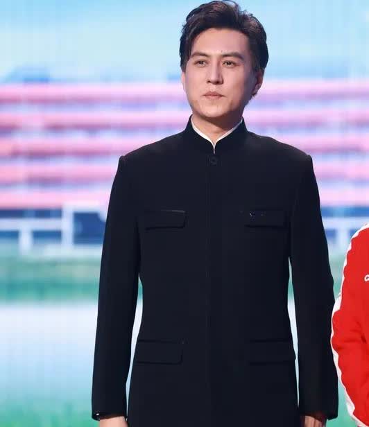 靳东真的好样的！48岁的他事业家庭双丰收，堪称人生赢家。在事业上，8月28日官宣