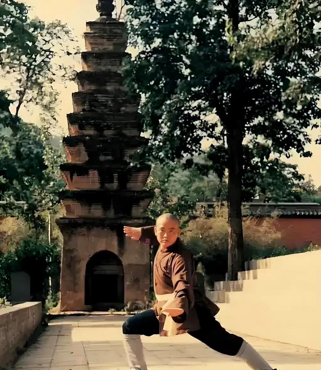 揭秘少林传奇：1981年，释永信与李连杰同年迈进少林寺。释永信拜入释行正门下，练