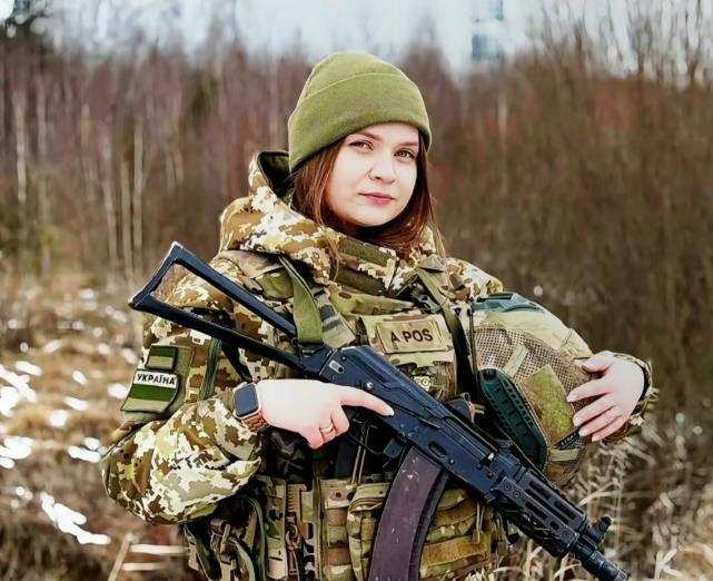 乌“亚速营”俘虏招供：乌军女兵不是战斗英雄，而是“后方妻子”马里乌波尔的亚速钢