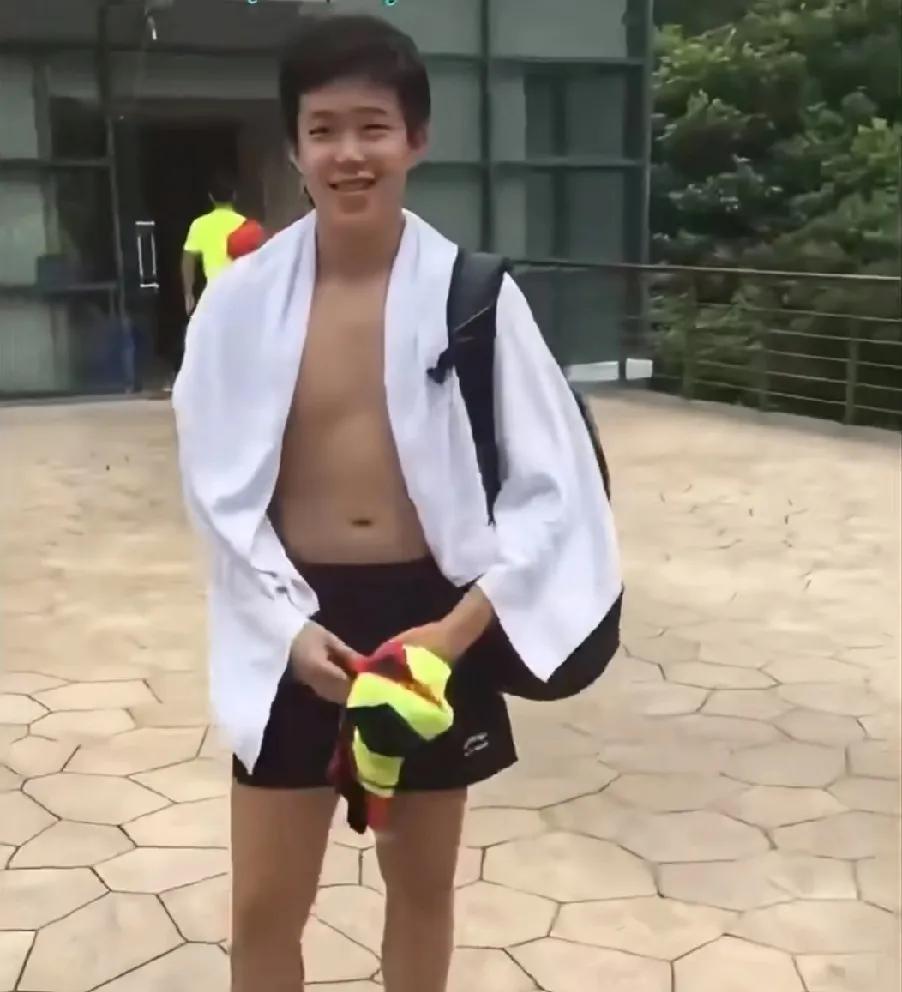#头号创作者激励计划#王楚钦少年时期球场侧影，青春感扑面而来刷到王楚钦少年时的