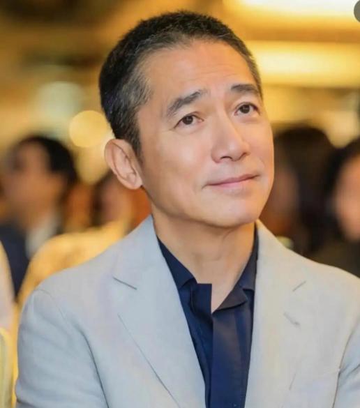 我挺讨厌梁朝伟这样的，一到内地参加活动就装社恐。在欧洲日本参加活动不知多活泼健谈