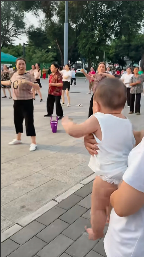 昨天110来了！小区里出了人命！一个女人在自家储藏室上吊死了！我跑出去一问，吓了
