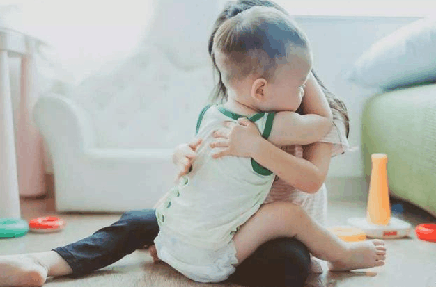 为什么带两个孩子反而比一个孩子轻松? 这是二胎妈妈才会偷的懒哟