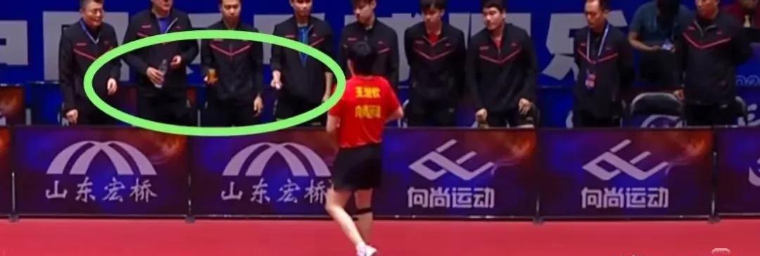发现了一个戳人的小细节，大头中场打完回去时，魏桥这三个人的表现绝了，只见集