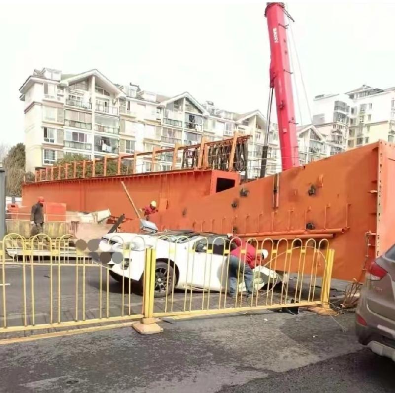 武汉龙门吊倒了，收尾变“送命”，为啥没人拦？2月1号中午11点16分，武汉后