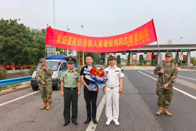 少校军官因救人陷入昏迷，如今后续来了，河南现役少校连救4人体力透支，跪着说：“妈
