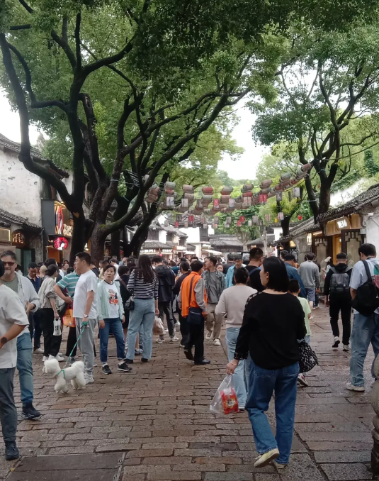 以前结婚谈彩礼，都是女方提出，男方哪怕东挪西借，也会先把婚结了！而现在，女方提出