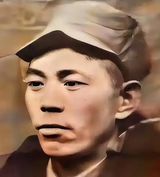 八路军某团长深夜奇痒难耐，脱下军装让警卫员架在火上烘烤驱虫，谁知没过多久，一股烤