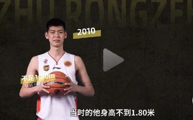 从这届亚洲杯男篮比赛看，中国篮协犯了两个错误，使中国男篮比赛举步维艰。一、因为