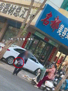 宁夏吴忠，街头闹市，一大爷用衣服把头蒙得严严实实，空中两只喜鹊却不断朝他啄来，正
