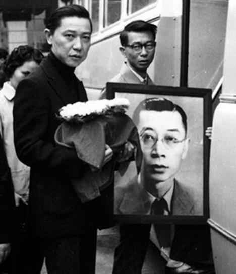 傅雷夫妇自缢以后，骨灰没人认领，只能暂时寄放在万国殺仪馆里。这一天，一个戴着口罩