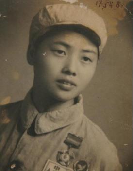 16岁女护士血战朝鲜：炸瞎双眼装死逃生，爬行三天绝境呼救！