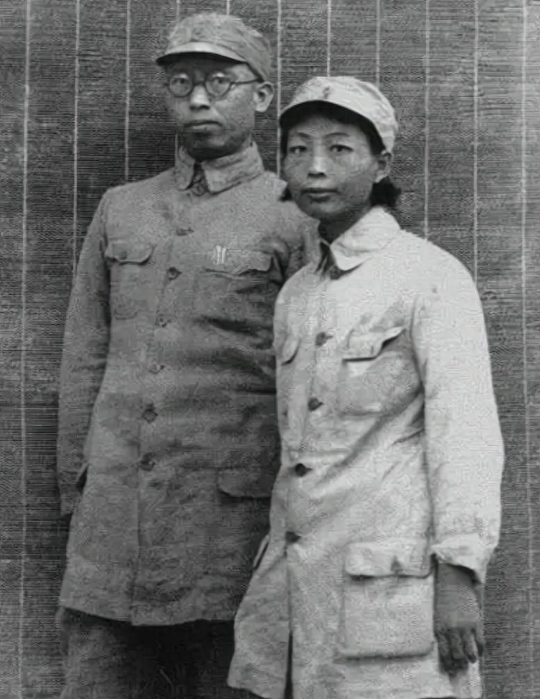 罗荣桓与林月琴结婚时，林月琴得知前夫仍然在世，毛主席鼓励林月琴勇敢作出自己的选择