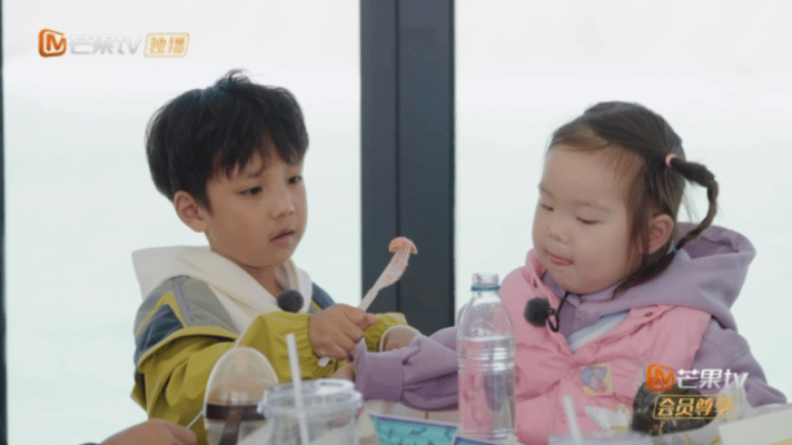 小宇宙随机萌晕一个小可乐小宇宙不管做什么，可乐都想凑过去，玩游戏要加入，吃饭要围