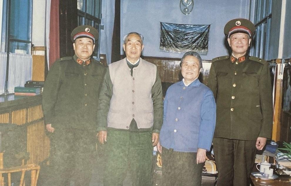 当时的国防大学校长和政委一起来看望徐向前元帅。左一挨着徐向前的是李德生，开国少将