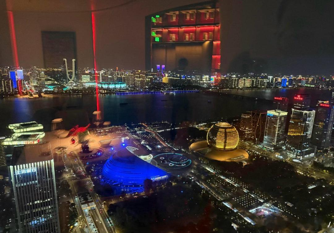 追忆一下滨江副区长同款-来福士58L-粤榕轩包厢个个面钱塘江江景，装修豪华宽敞，