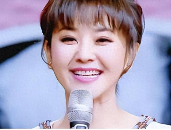 学历最不起眼的央视名嘴，嫁入广电系统当了领导太太，24年婚姻里只负责生孩子，灶台