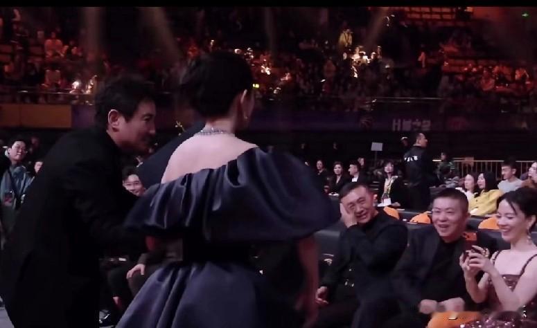 微博之夜名场面！沈腾“冲刺式扶杨幂”再出圈，这次终于没忘承诺2026年2月