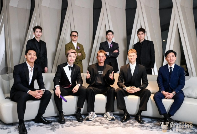 林丹晒与天王杯参赛球员合照, 该赛事由他创办、总奖金300万