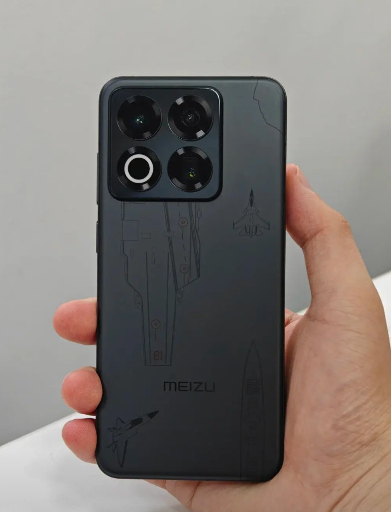 从魅族17Pro弃坑后，一晃眼现在都魅族22了，上手给我的感觉是小巧精致，熟悉