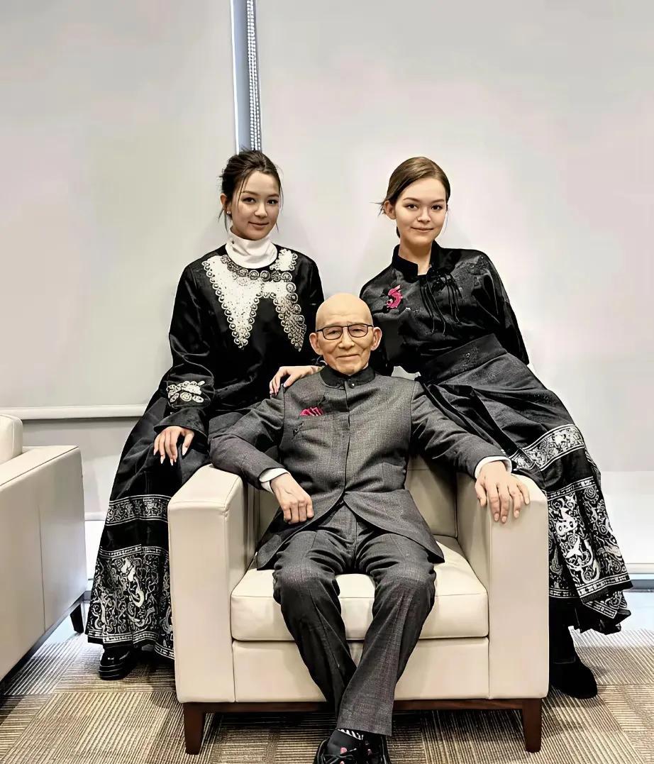 游本昌长了一张慈悲为怀的脸，少林寺方丈就应该长成这样！这个人给人的第一印象就是大