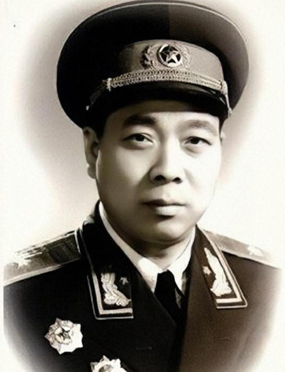 1955年，共和国迎来了第一次大授衔。在那场星光熠熠的盛典上，一位年仅34岁的年