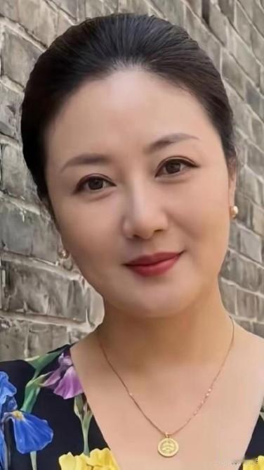 什么样的女人最优雅?她们注重仪态，走路昂首挺胸，坐姿端正，不会弯腰驼背。穿着得