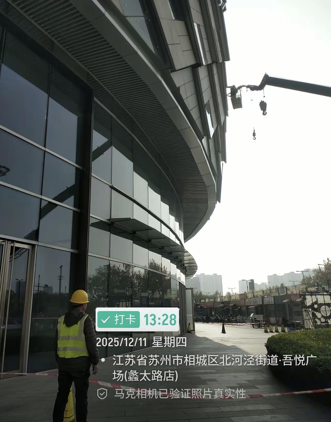 最近刷手机总看到一些事，心里挺不是滋味的。好多普通家庭买了房，现在房价跌了，想卖